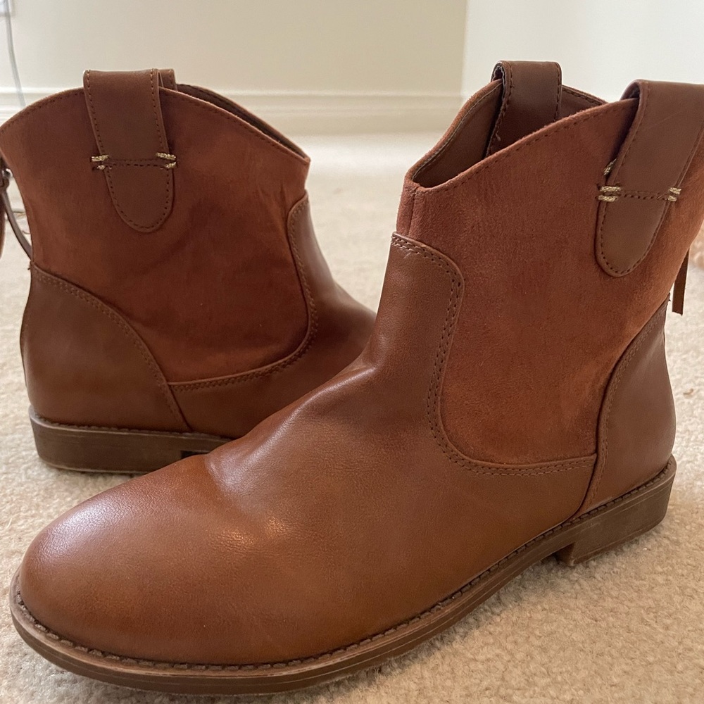 BOOTIES! Perfect for fall!🍂